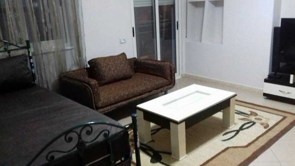 Tirane, jepet me qera apartament 1+1+Aneks+Ballkon Kati 5, 72 m² 550 € (Rr. E Kavajes te Spitali Gjerman)