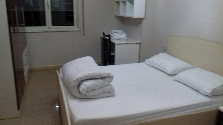 Tirane, jepet me qera apartament 1+1+Aneks+Ballkon Kati 5, 72 m² 550 € (Rr. E Kavajes te Spitali Gjerman)