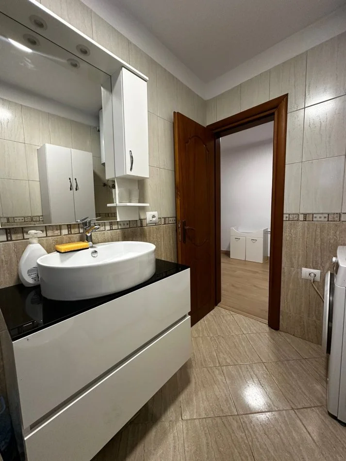 Tirane, jepet me qera apartament 1+1 Kati 1, 60 m² 600 € (Myslym shyri)
