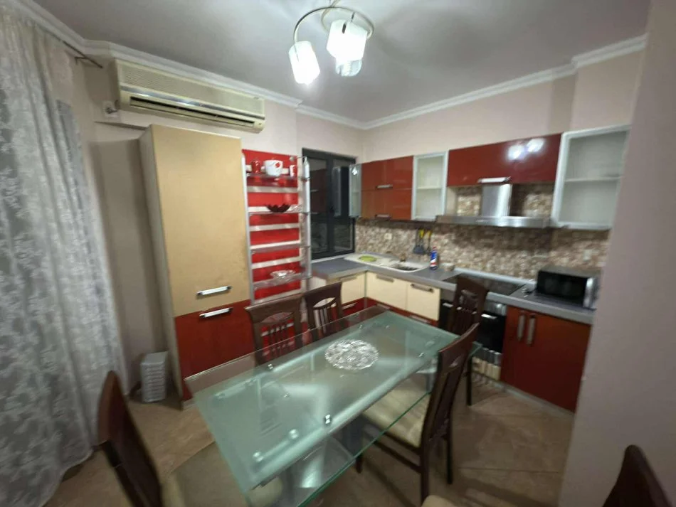 Tirane, jepet me qera apartament 2+1 Kati 7, 91 m² 450 € (UNAZA E RE)