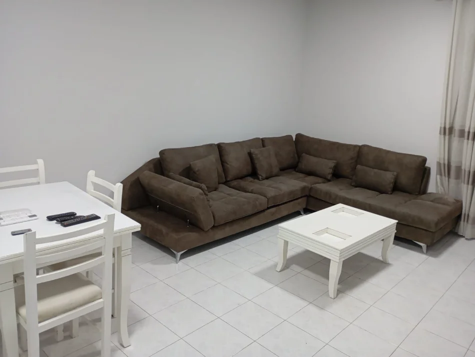 Tirane, shitet apartament 2+1+Ballkon Kati 2, 90 m² (komuna parisit)