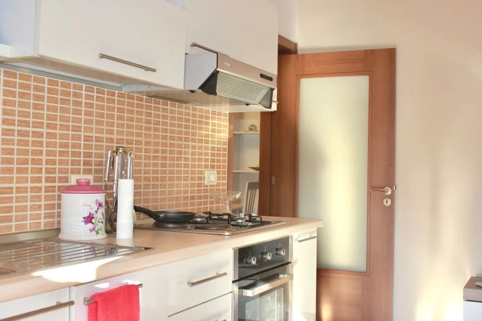 Tirane, jepet me qera apartament 1+1+Ballkon Kati 3, 70 m² 600 € (Ambasada Amerikane , Universiteti Luarasi)