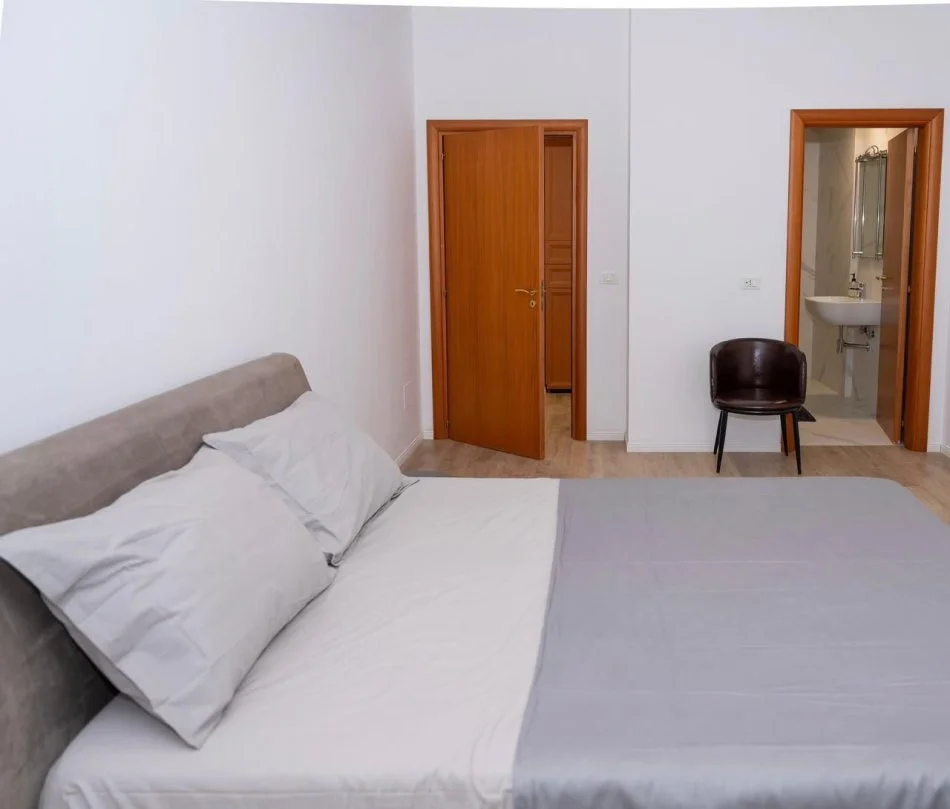 Tirane, shitet apartament 3+1+Ballkon Kati 3, 144 m² 355.000 € (rruga e barrikadave)