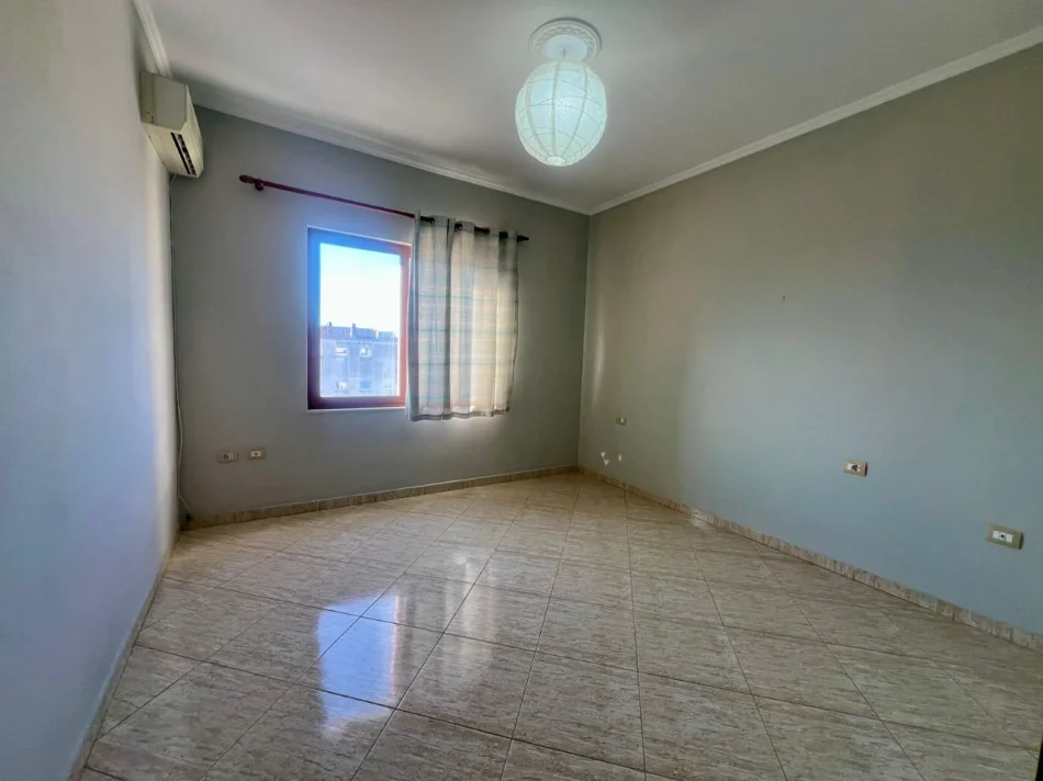 Tirane, jepet me qera apartament 3+1+Aneks+Ballkon Kati 3, 130 m² 400 € (Rruga Shefqet Kuka)