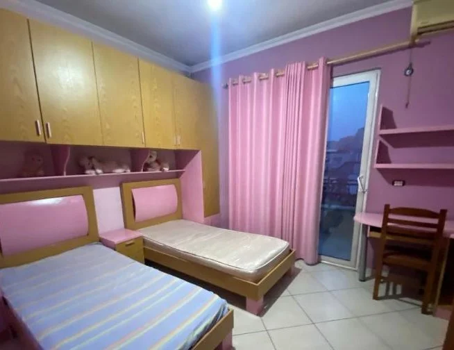 Tirane, jepet me qera apartament 3+1+Ballkon Kati 2, 152 m² 600 € (afer Shkolles Marin Barleti)