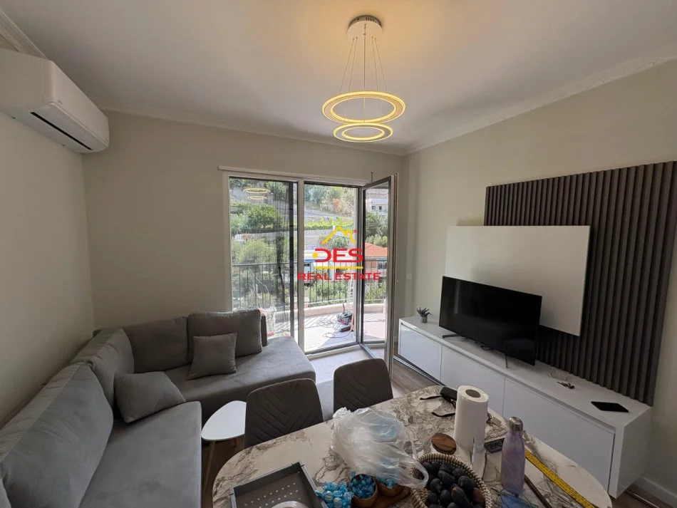 Vlore, jepet me qera apartament 1+1+Ballkon Kati 6, 70 m² 450 € (Rruga Murat Tërbaçi)