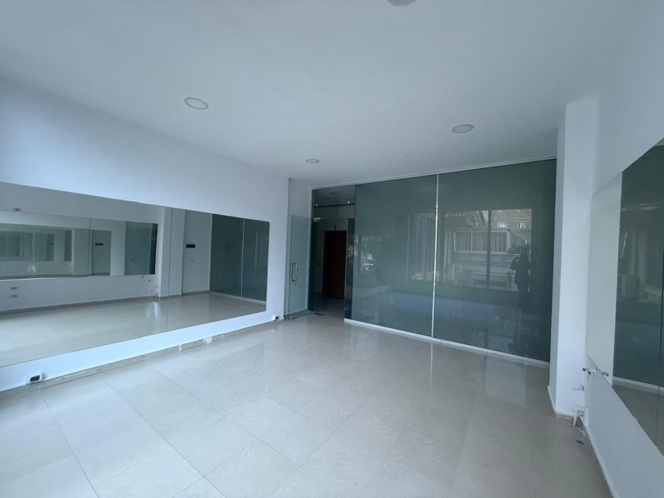 Tirane, shitet ambjent biznesi Kati 2, 27 m² 70.000 € (Xhamllik)