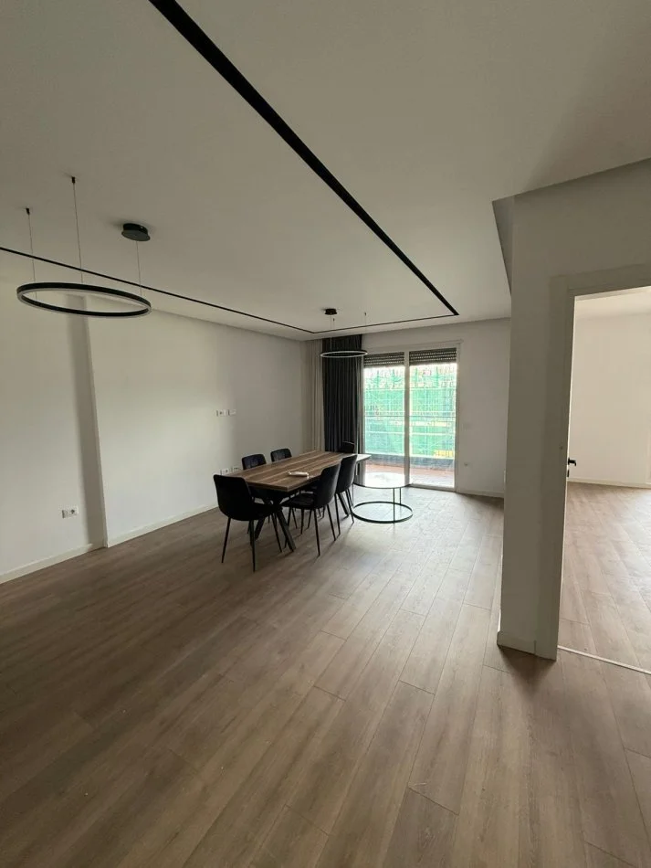 Tirane, jepet me qera apartament 3+1+Ballkon Kati 5, 150 m² 1.700 € (Parku Olimpik)