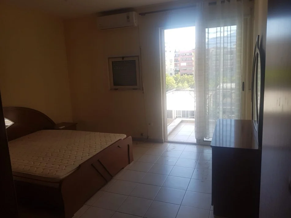 Tirane, jepet me qera apartament 1+1+Ballkon Kati 5, 65 m² 400 € (rruga Din Bosko)