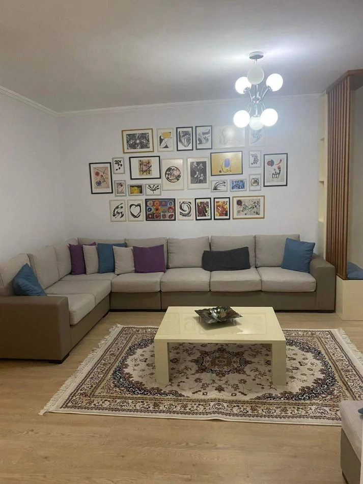 Tirane, jepet me qera apartament 2+1 , 500 €