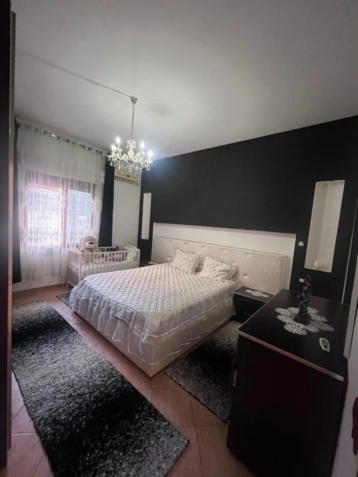 Tirane, jepet me qera shtepi 2+1+Ballkon Kati 1, 500 € 