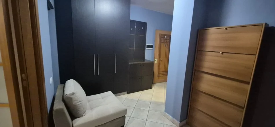 Tirane, jepet me qera apartament 2+1+Ballkon Kati 5, 95 m² 600 € (2+1)