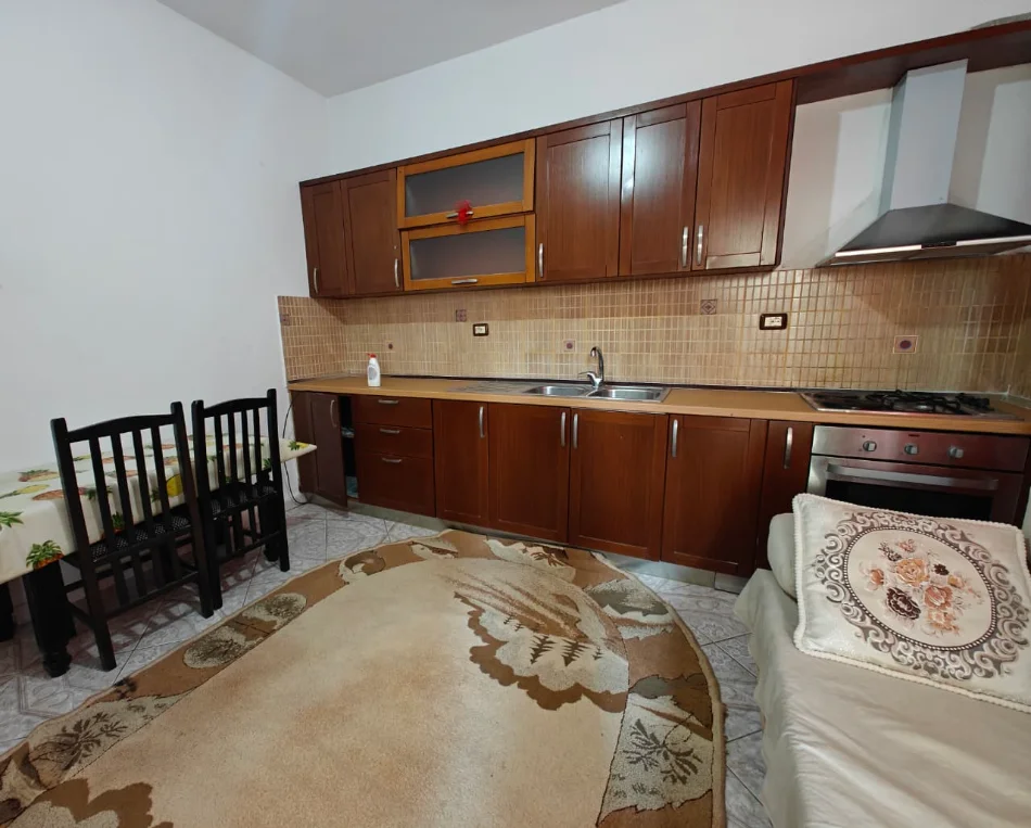 Tirane, jepet me qera apartament 1+1 Kati 1, 400 € 
