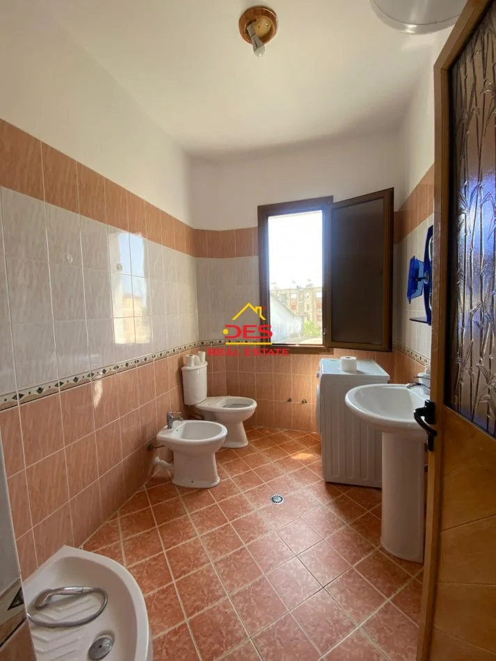 Vlore, jepet me qera Vile 2+1+Ballkon Kati 4, 180 m² 400 € (Rruga Enver Jaho)