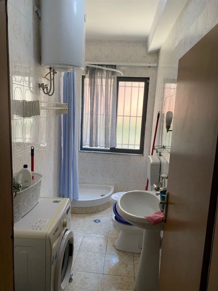 Tirane, jepet me qera garsonier Kati 1, 40 m² 400 € (VASIL SHANTO)