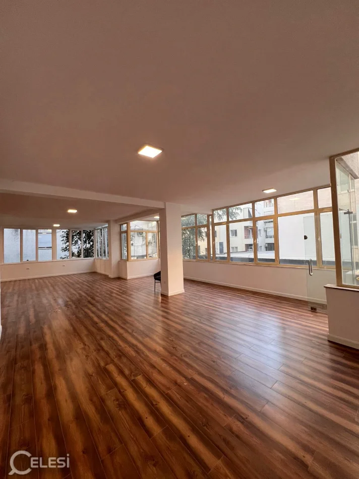 Tirane, jepet me qera ambjent biznesi Kati 2, 150 m² 1.800 € (LIQENI ARTIFICIAL)