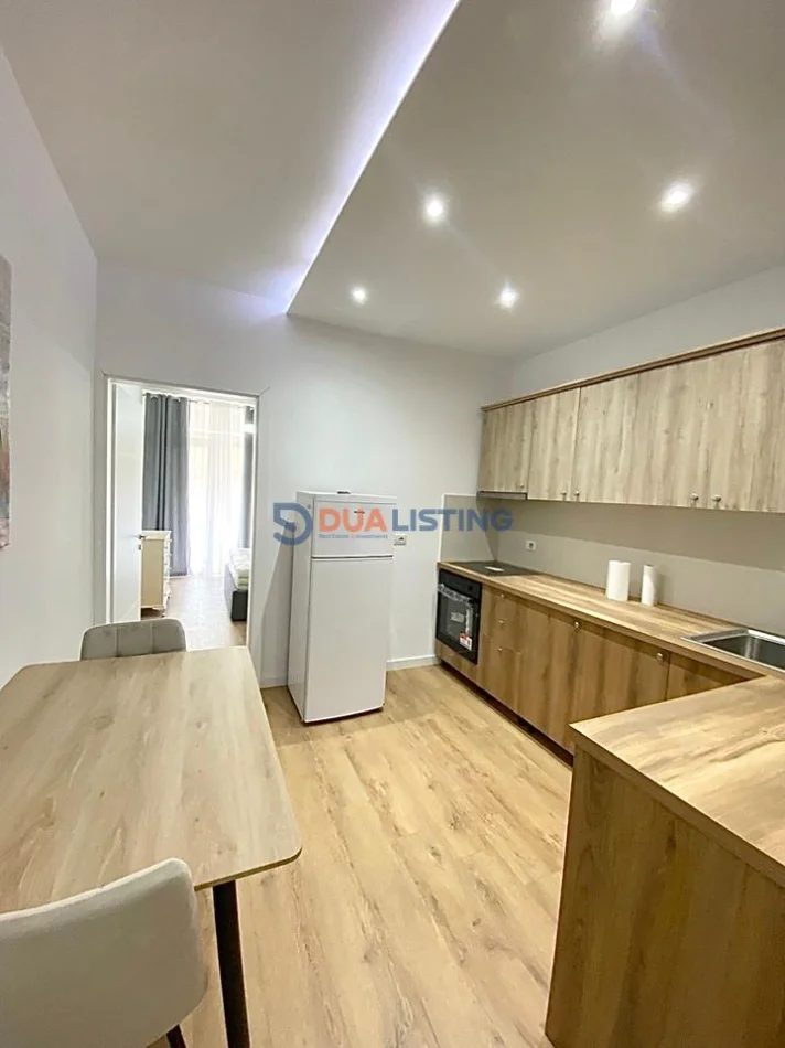 Tirane, jepet me qera apartament 1+1 , 65 m² 700 € (Rruga Myslym Shyri)