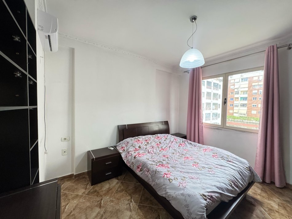 Tirane, jepet me qera apartament 2+1 Kati 4, 85 m² 500 € (astir)