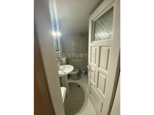 Tirane, shitet apartament 2+1+A+BLK Kati 4, 100 m² 137.000 Euro (Bulevardi Bajram Curri, Pallatet Agimi)