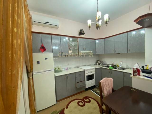 Tirane, shitet apartament 2+1+A+BLK Kati 4, 100 m² 137.000 Euro (Bulevardi Bajram Curri, Pallatet Agimi)