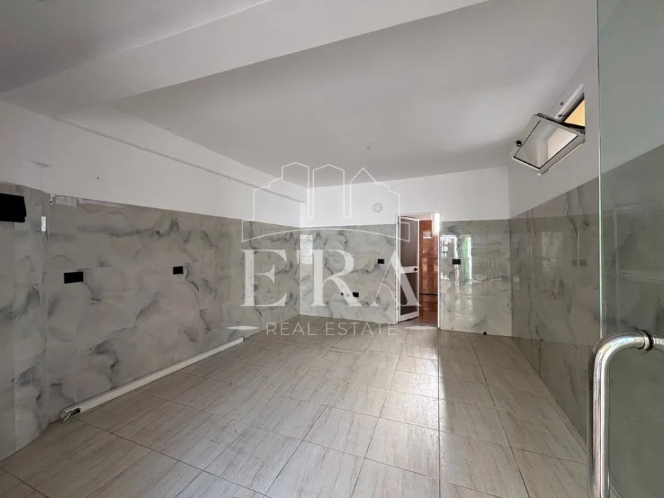 Durres, jepet me qera dyqan Kati 0, 25 m² 350 € (bulevardi kryesor)