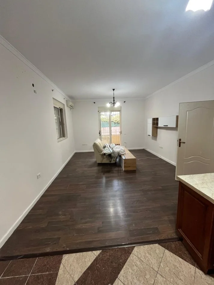 Tirane, jepet me qera Vile 2 Katshe Kati 2, 2.000 € (Komuna e Parisit)