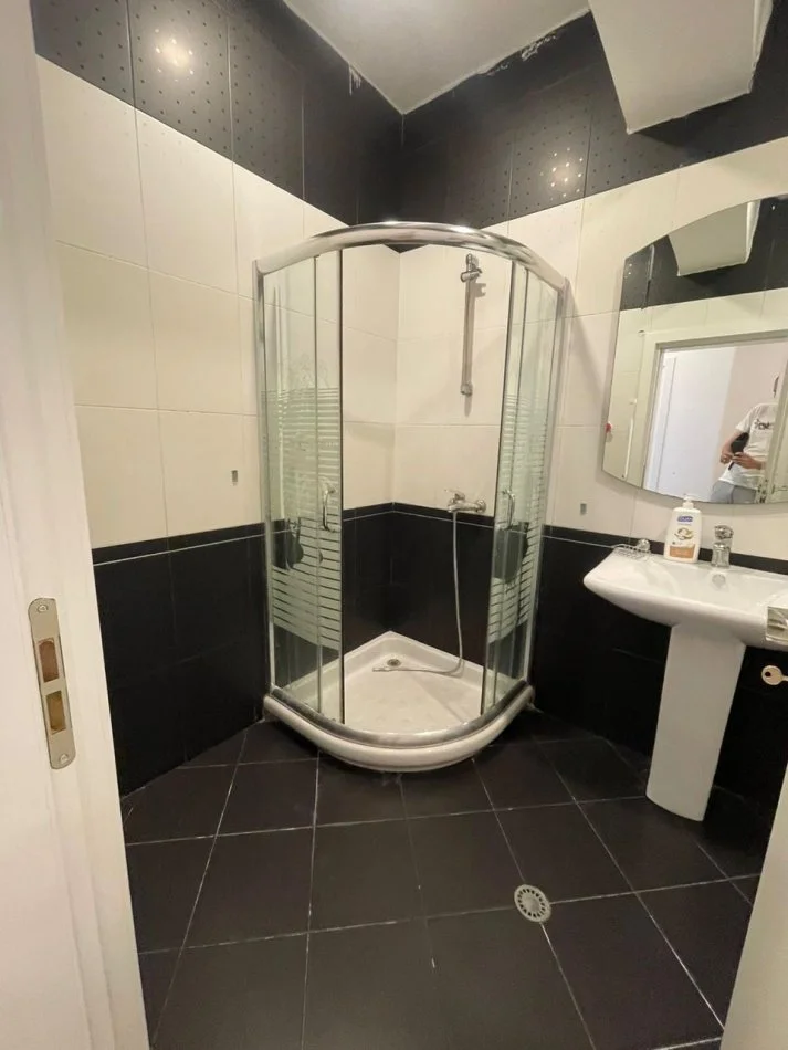 Tirane, jepet me qera apartament 2+1+Ballkon Kati 5, 125 m² 600 € (Irfan Tomini , Pallati Insig)