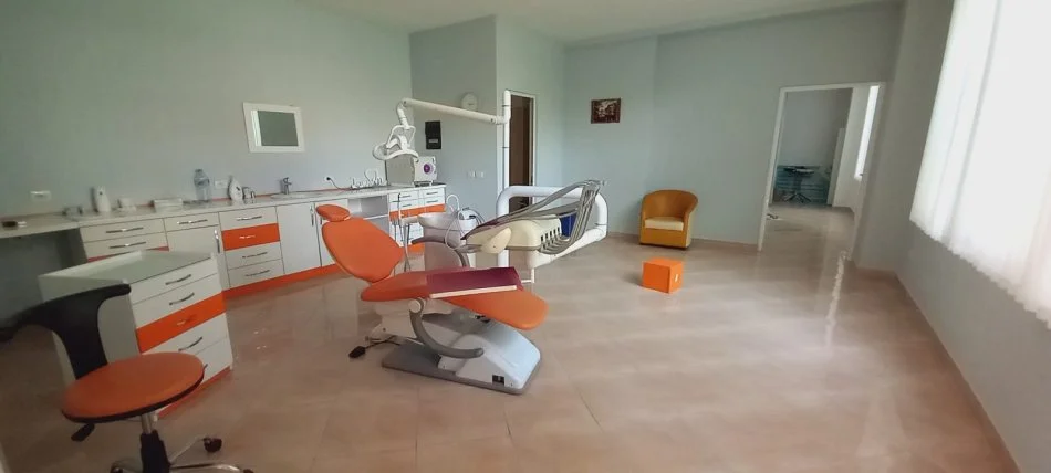Tirane, shitet ambjent biznesi Kati 0, 82 m² 90.000 € (Shitet Klinike Dentare Fresku)