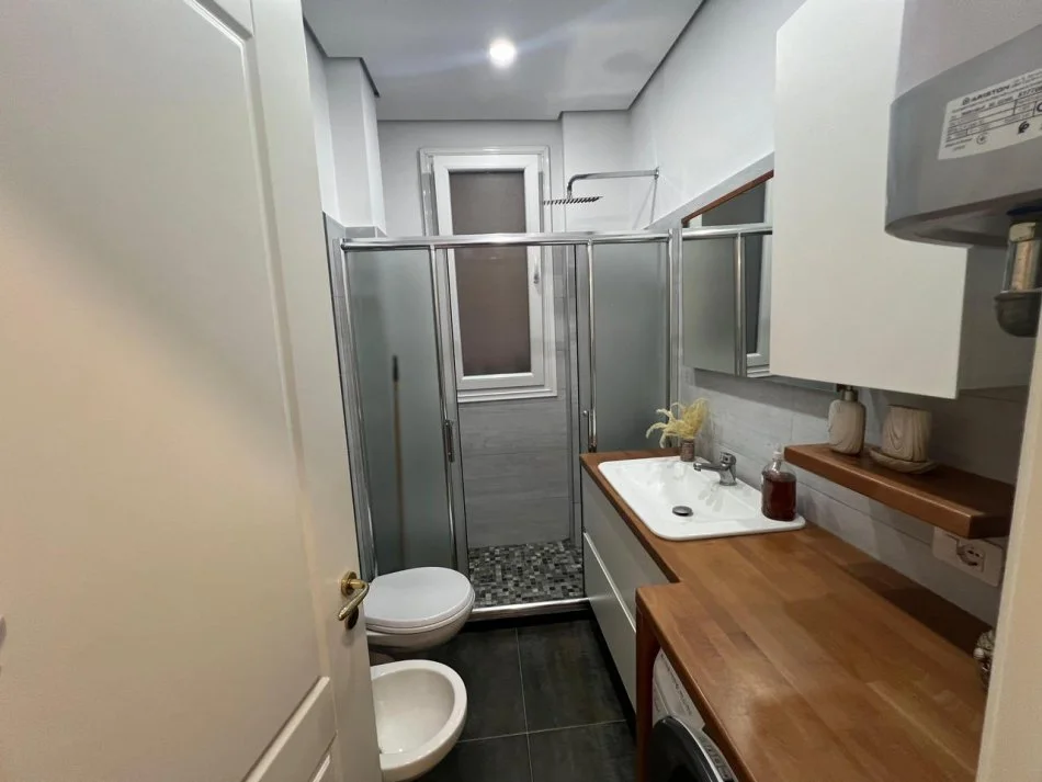 Tirane, shitet apartament 2+1 Kati 1,