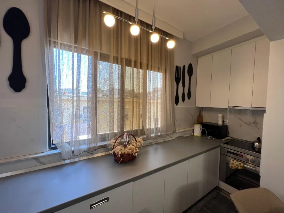 Tirane, jepet me qera apartament 1+1 Kati 3, 58 m² 500 € (Kryqezimi 21 dhjetori)