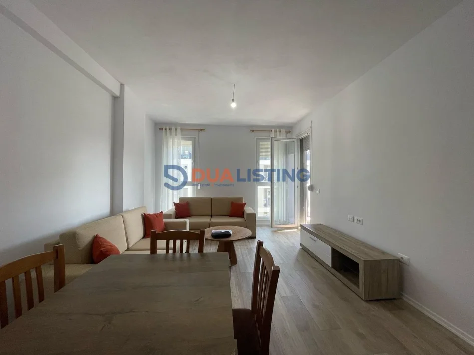 Tirane, jepet me qera apartament 2+1 , 450 € (Univers City)