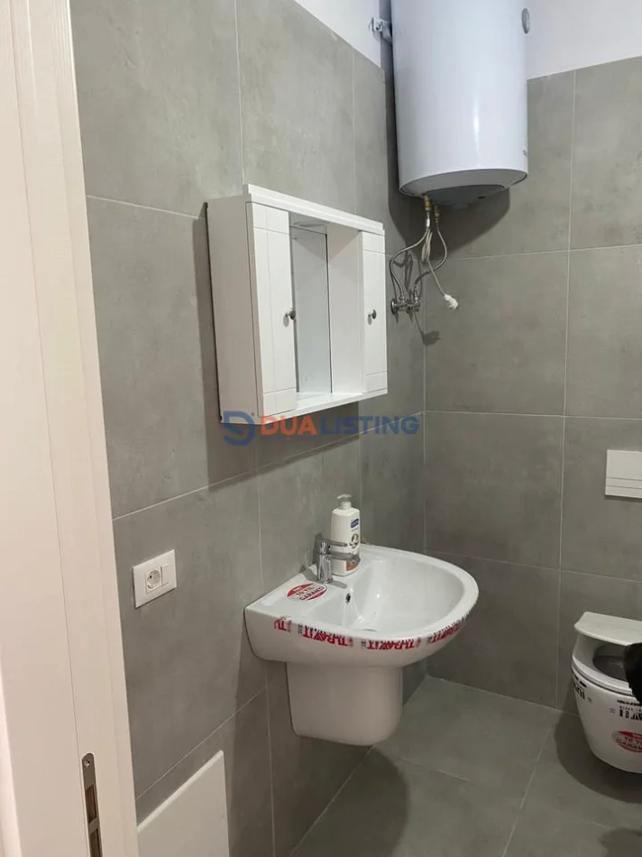 Tirane, jepet me qera apartament 2+1 , 450 € (Univers City)