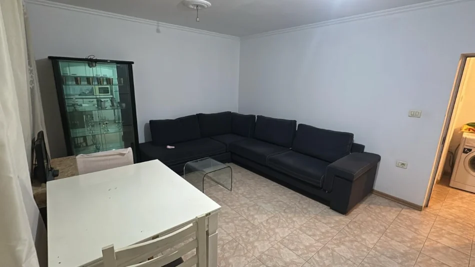 Tirane, jepet me qera apartament 1+1 Kati 1, 65 m² 400 € 