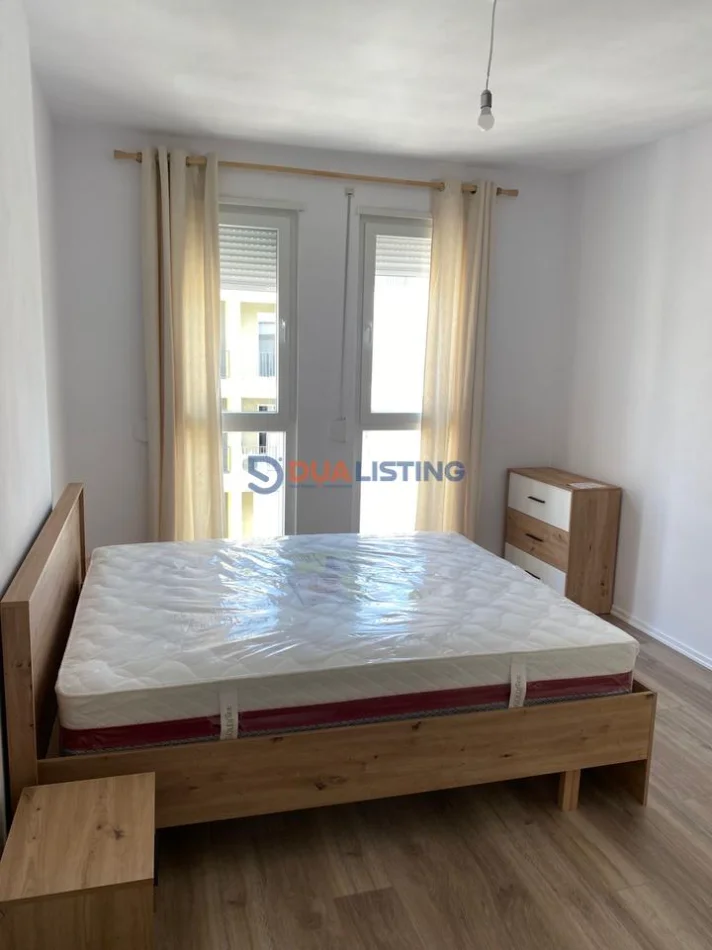 Tirane, jepet me qera apartament 2+1 , 450 € (Univers City)