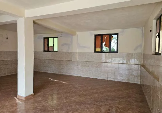 Tirane, jepet me qera ambjent biznesi Kati 0, 152 m² 450 € (Rruga Ali Demi)