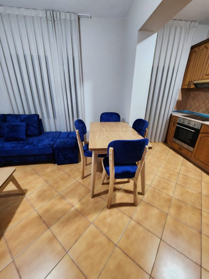 Tirane, jepet me qera apartament 2+1 Kati 2, 80 m² 500 € (ish parku i autobuzave)