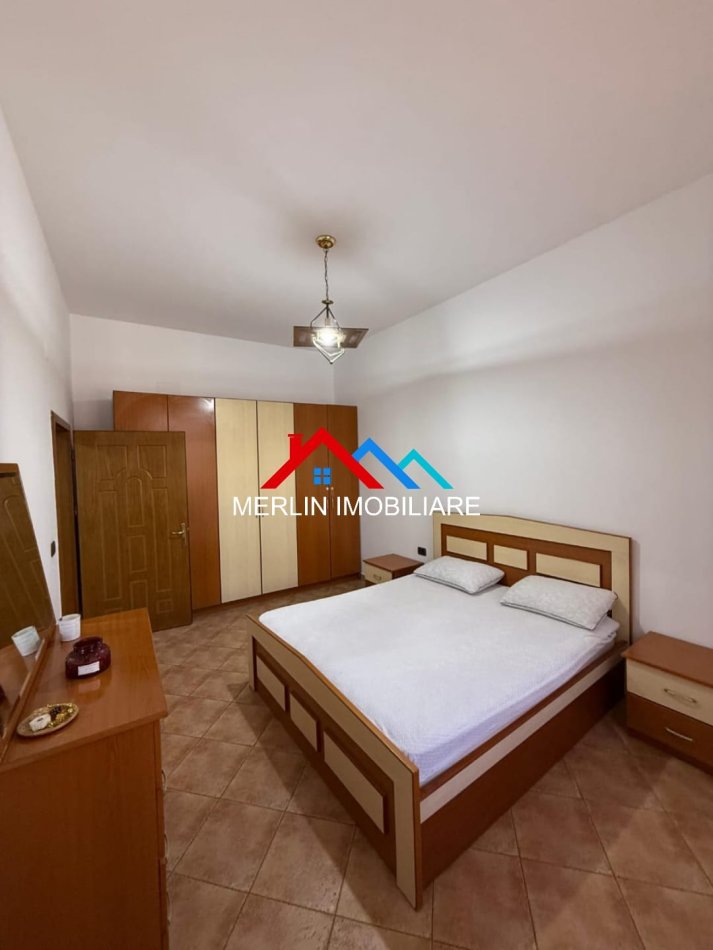 Tirane, jepet me qera apartament 1+1+Ballkon Kati 5, 70 m² 620 € (BULEVARDI BAJRAM CURRI)