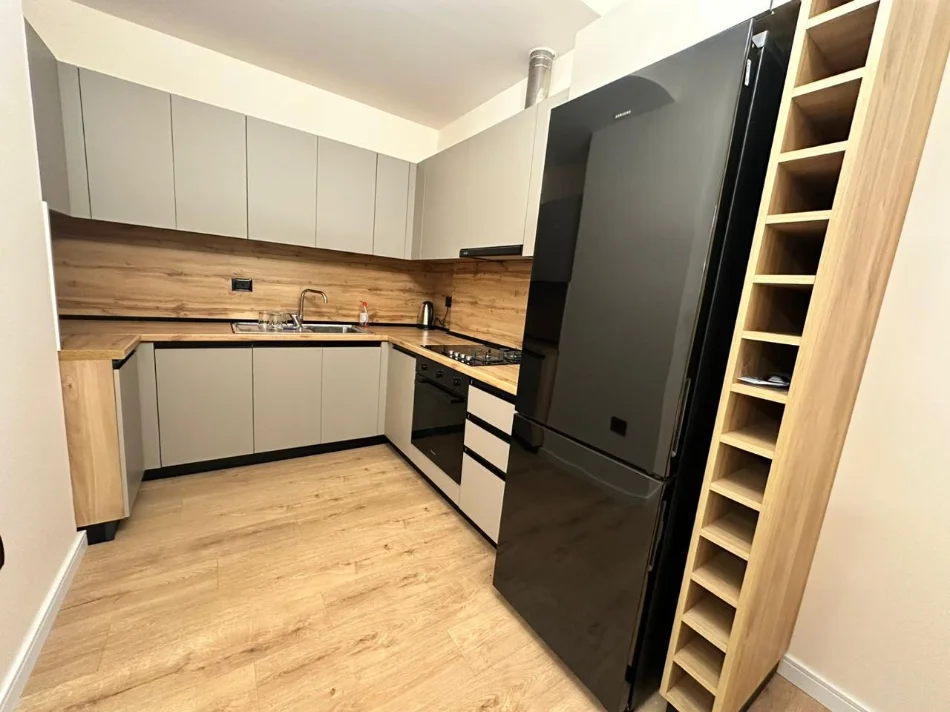 Tirane, jepet me qera apartament 2+1 Kati 7, 1.200 € (rruga e kavajes , 21 dhjetori)
