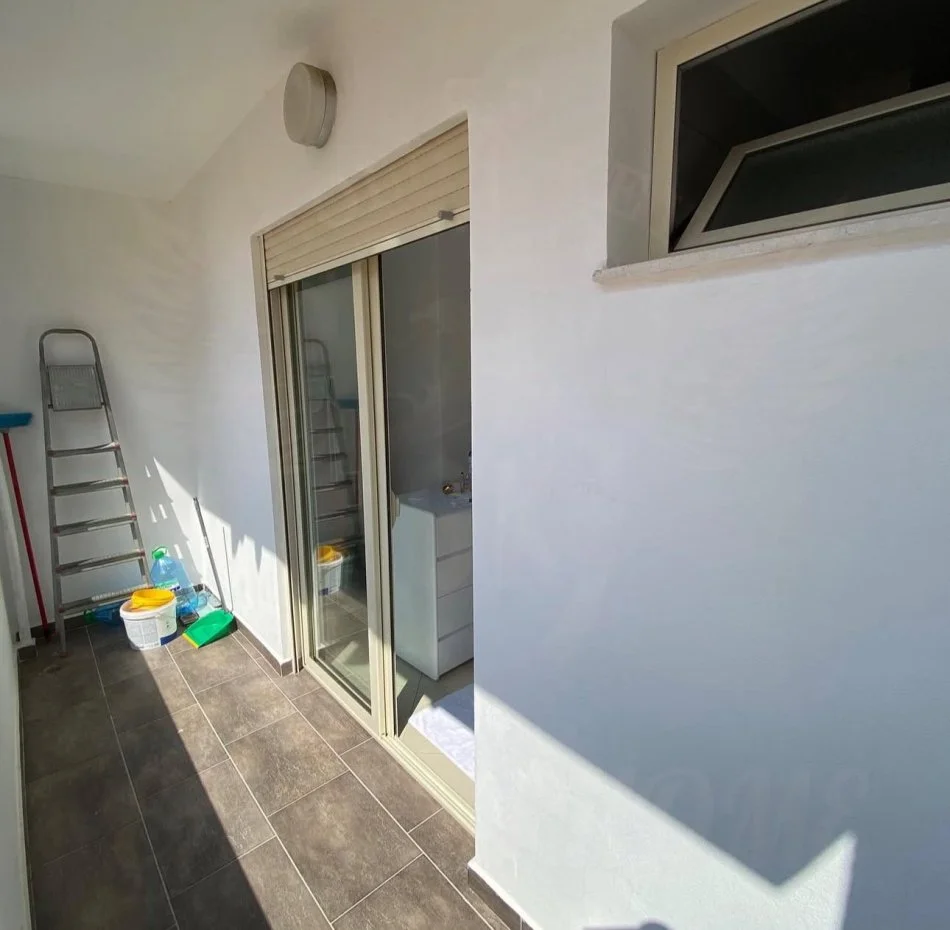 Durres, jepet me qera apartament 2+1+Ballkon Kati 4, 111 m² 400 € (BAR CORNER POLICIA PALLAT I RI ME ASHENSOR)