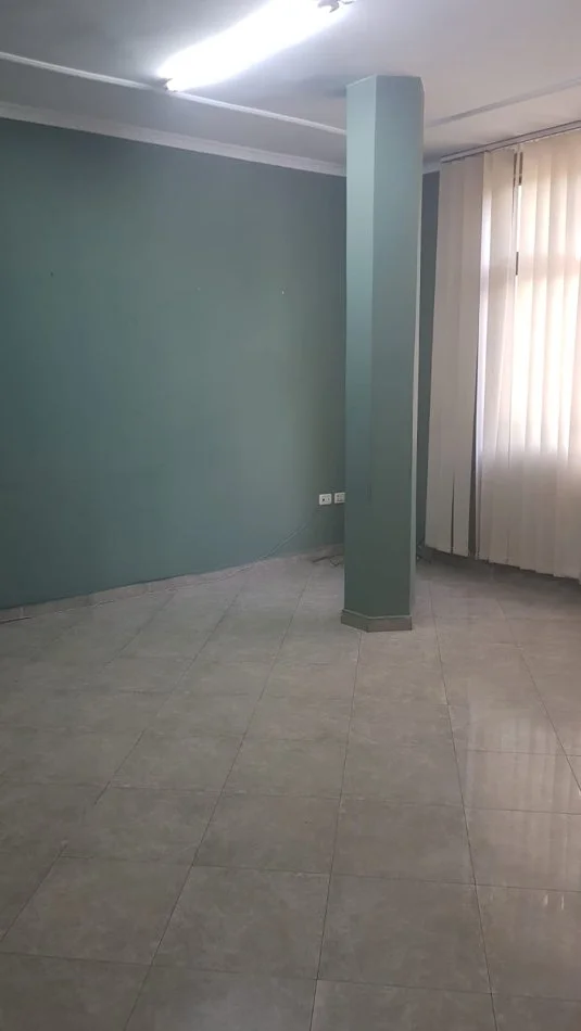 Tirane, jepet me qera ambjent biznesi Kati 2, 650 € (Kongresi Manastirit)