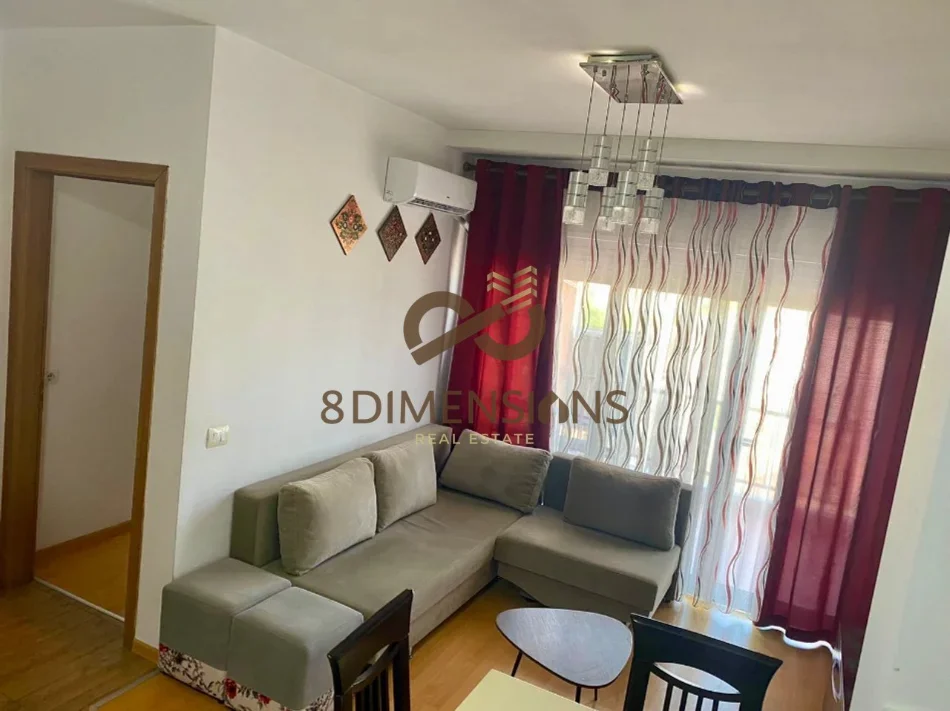 Tirane, jepet me qera apartament 1+1+Ballkon Kati 6, 55 m² 500 € (xhamllik)