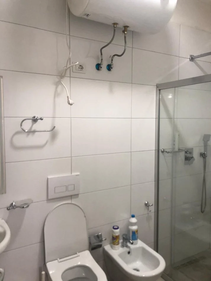 Tirane, jepet me qera apartament 2+1+2+Ballkon Kati 1, 92 m² 700 € (Rruga Albanopoli)