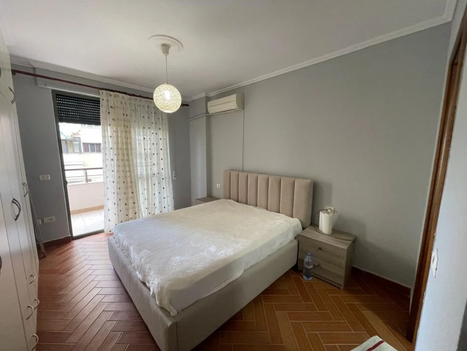 Tirane, jepet me qera apartament 2+1+Ballkon Kati 3, 90 m² 700 € (Komuna e Parisit)