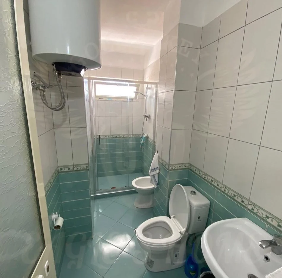 Durres, jepet me qera apartament 2+1+Ballkon Kati 4, 111 m² 400 € (BAR CORNER POLICIA PALLAT I RI ME ASHENSOR)