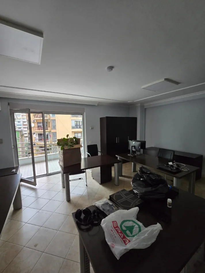 Tirane, jepet me qera zyre Kati 5, 136 m² 1.200 € (Libri Universitar)