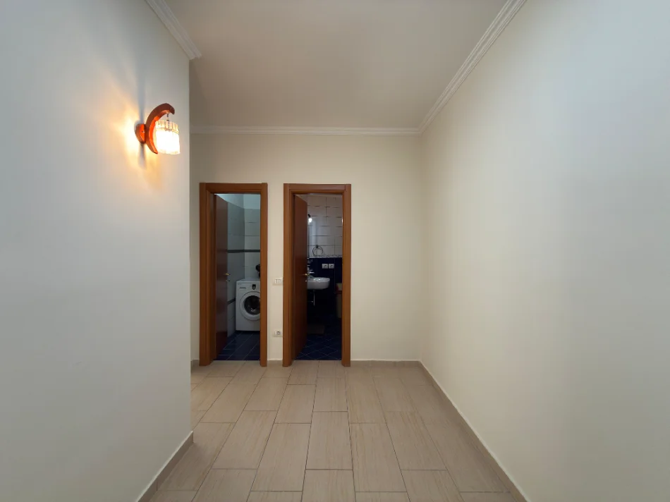 Tirane, jepet me qera apartament 2+1+Ballkon Kati 6, 125 m² 1.000 € (9 Katëshet)