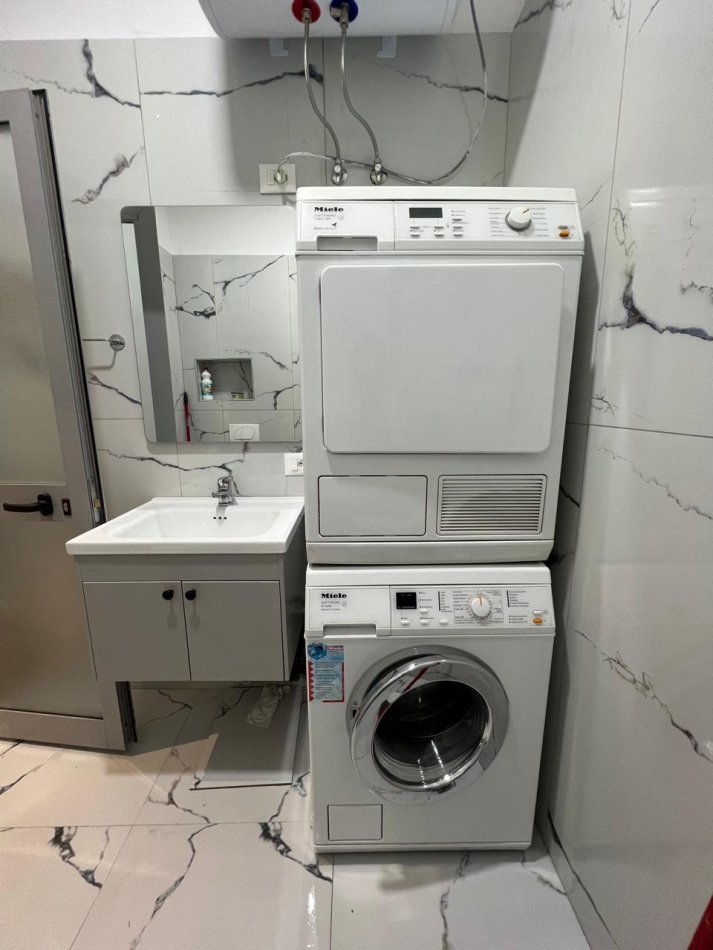 Tirane, jepet me qera garsonier 1+1 Kati 0, 60 m² 580 € (Qender , Rruga e Barrikadave)