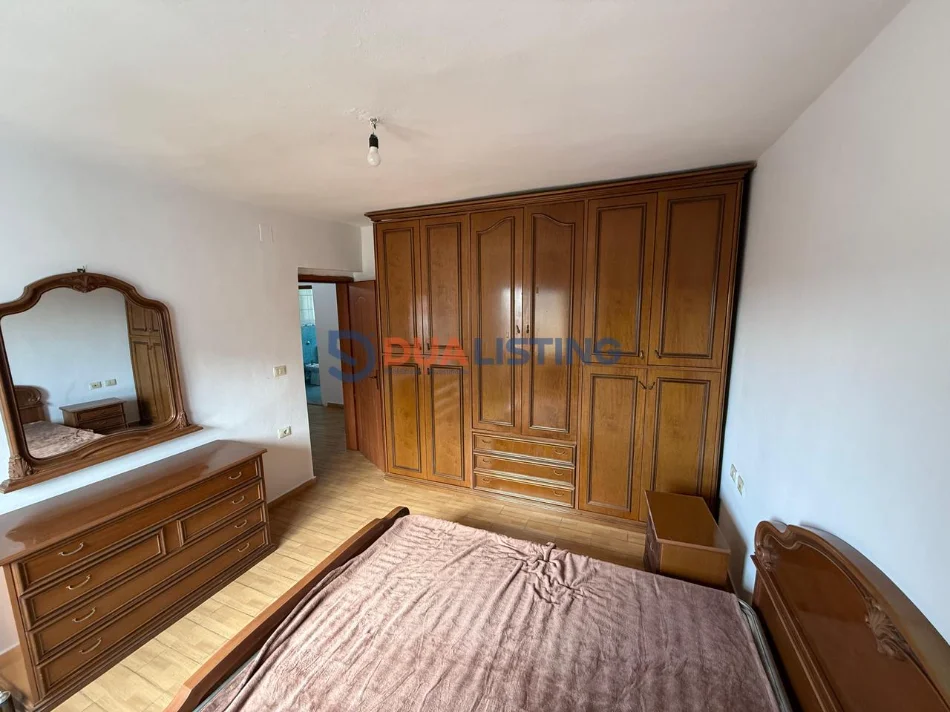 Tirane, jepet me qera apartament 1+1 , 400 € (Rruga Bardhyl)