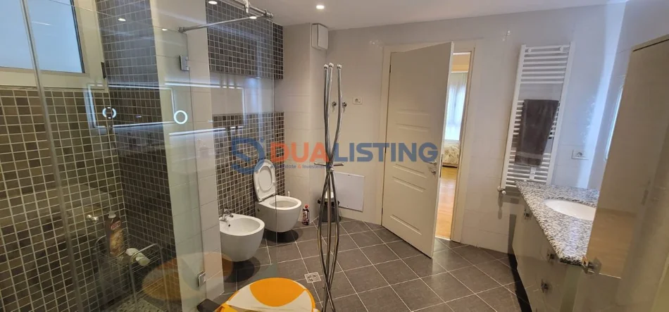 Tirane, jepet me qera apartament 3+1 , 190 m² 2.000 € (Liqeni i Tiranes)