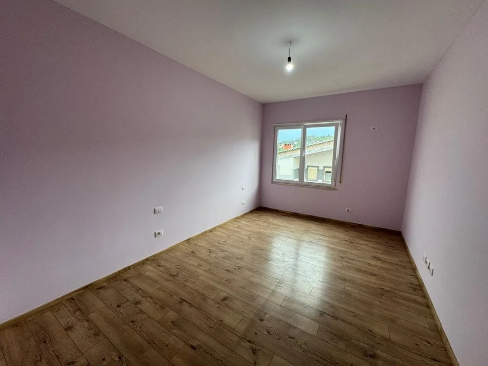 Tirane, jepet me qera apartament 1+1 Kati 4, 65 m² 400 € (Liqeni i Thate)